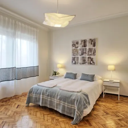 Apolonia 3e Five Bedrooms דירה *