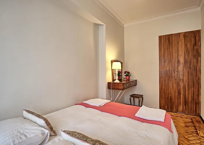 Apolonia 3e Five Bedrooms