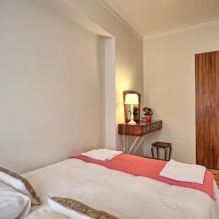 Apolonia 3e Five Bedrooms